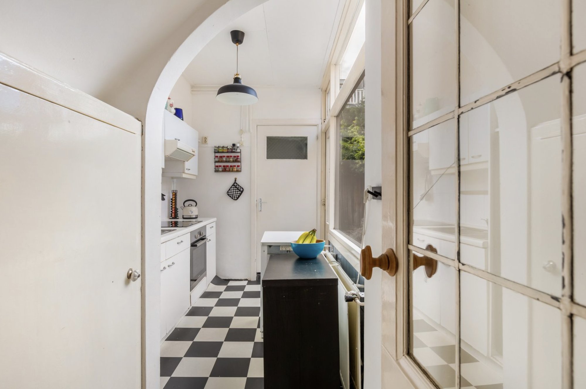 Bestaande keuken — boog en zwart-witte tegels