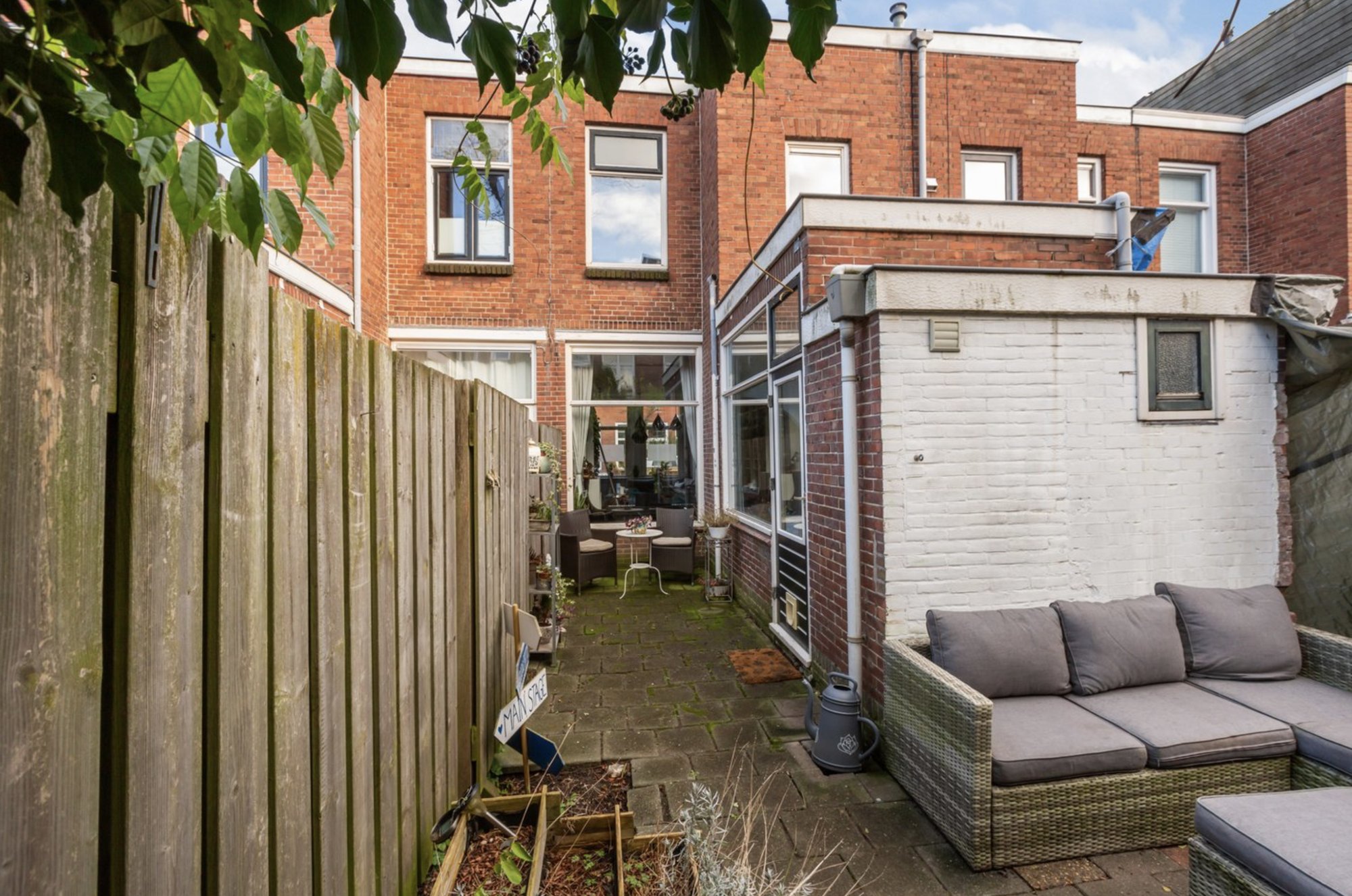 Bestaande achtertuin met aanbouw