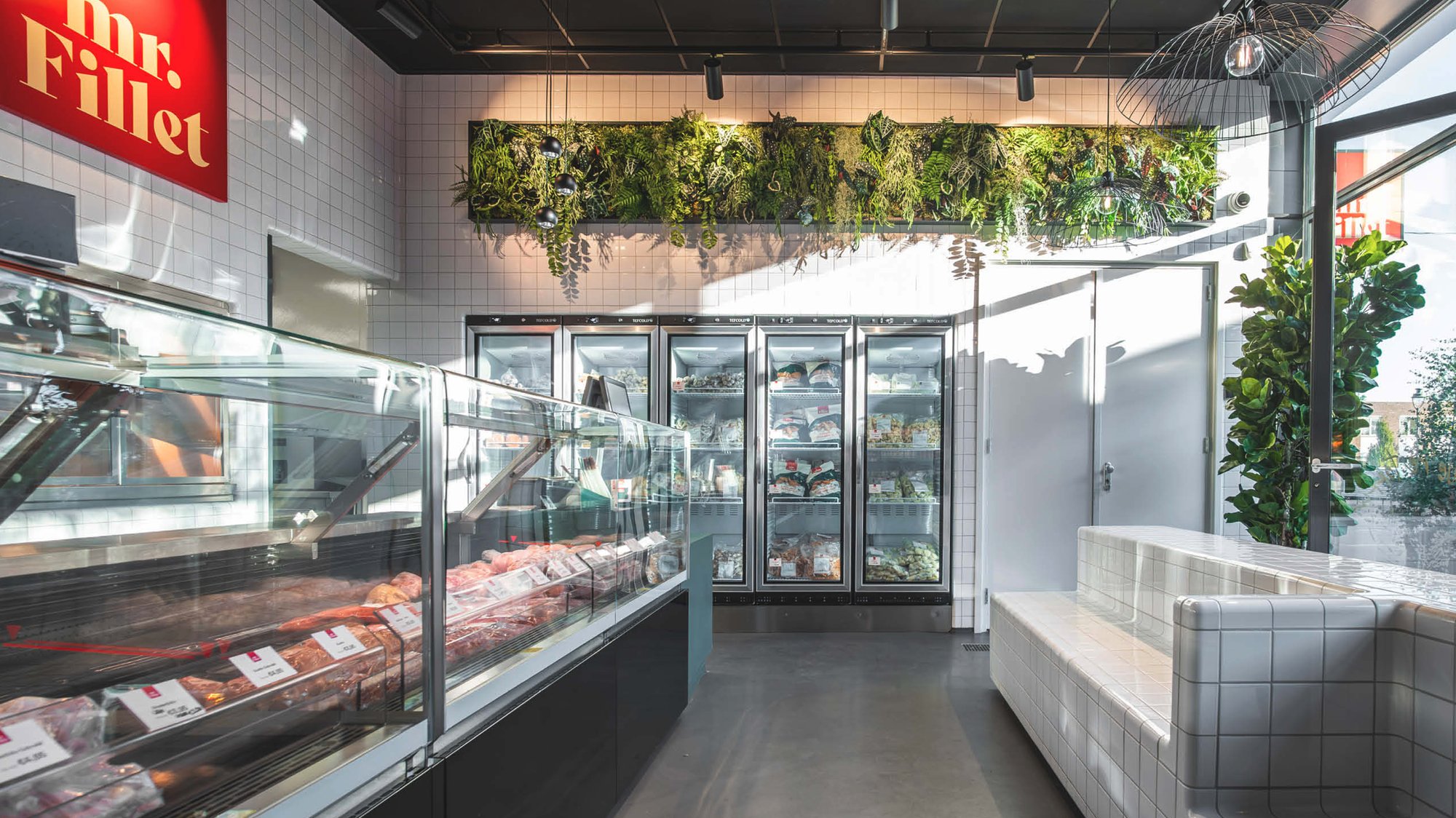 Mr. Fillet — interieur met logo, tegelwerkbank en koelvitrines