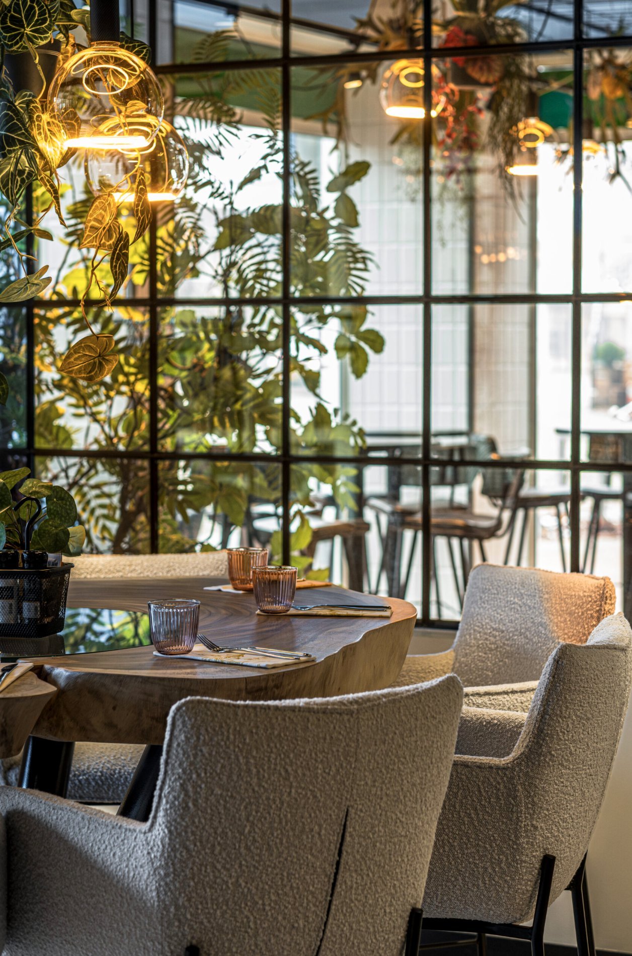 Foodbar — tafel achter glaspartij met beplanting