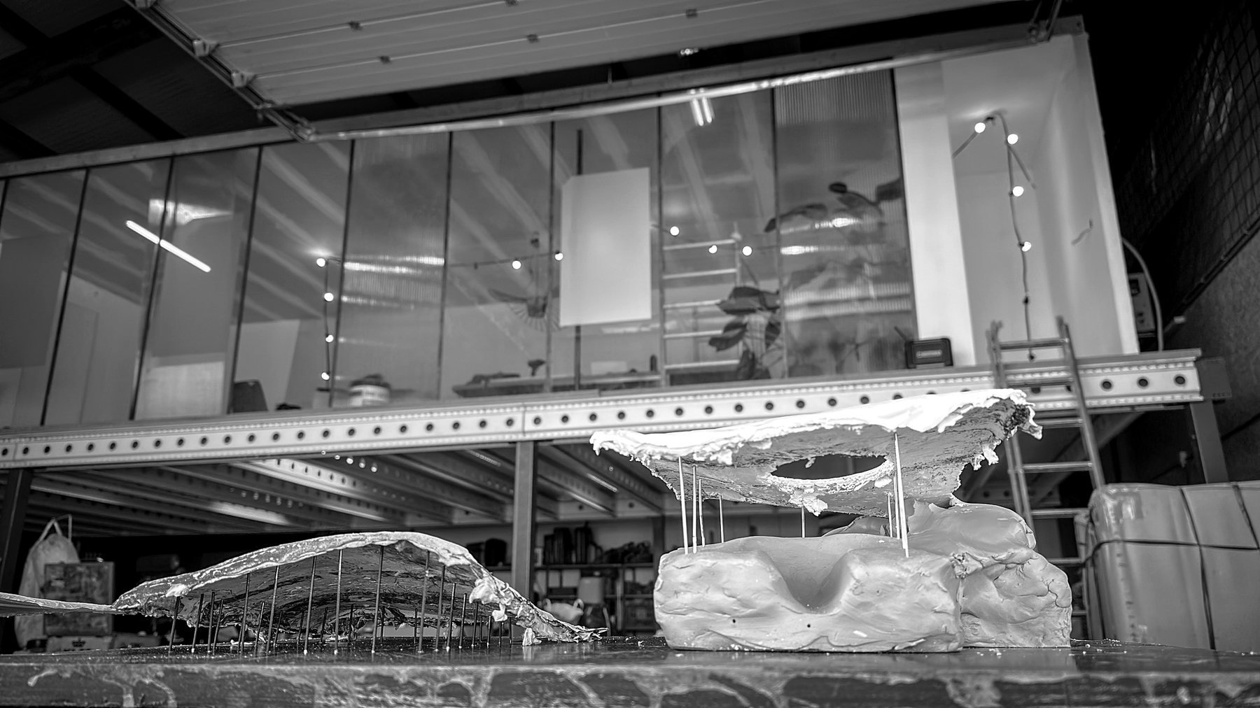 Werkplaats — overzicht met modellen op werkbank