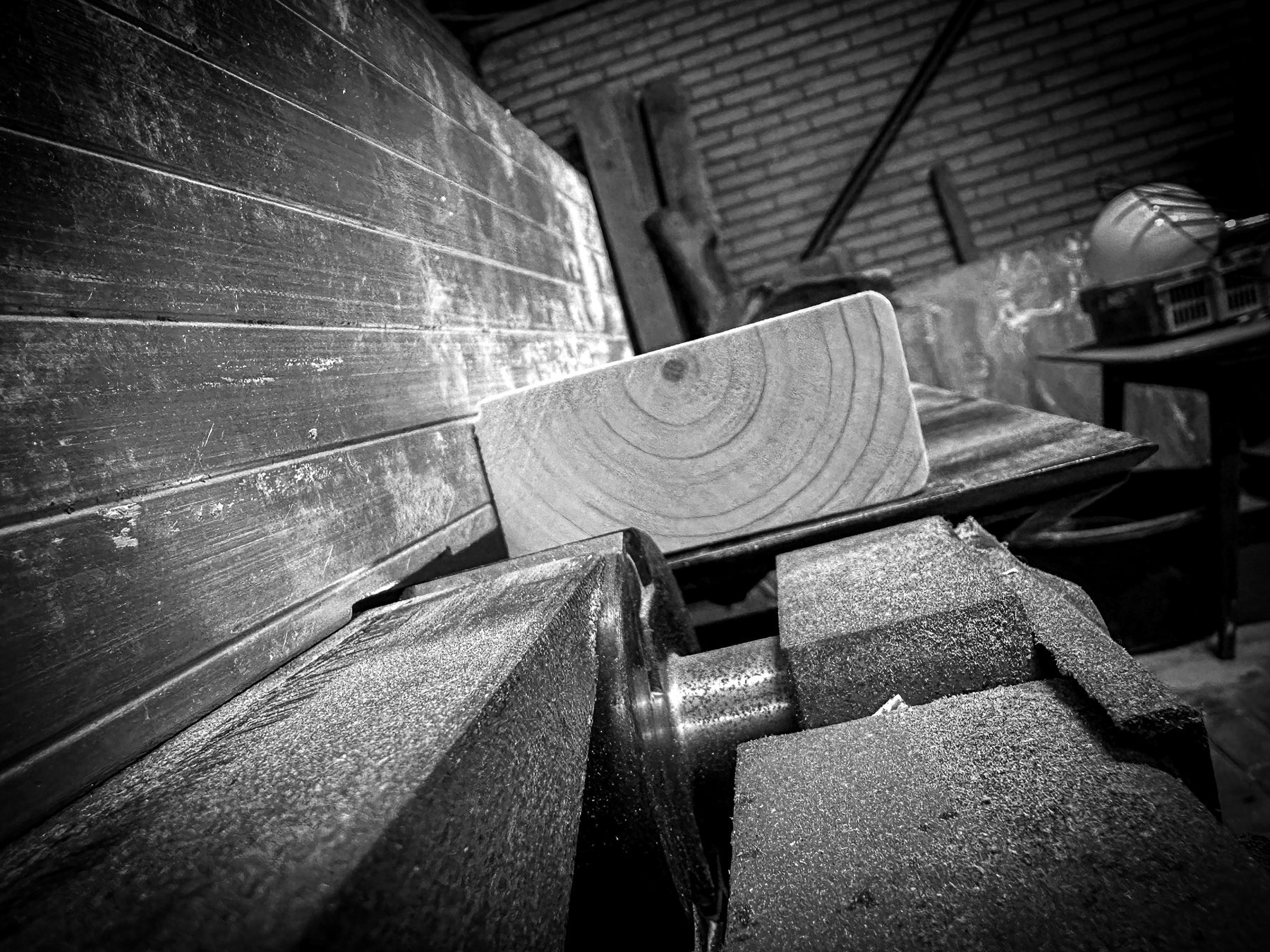 Bankschroef met houten blokje — verbinding op ware grootte