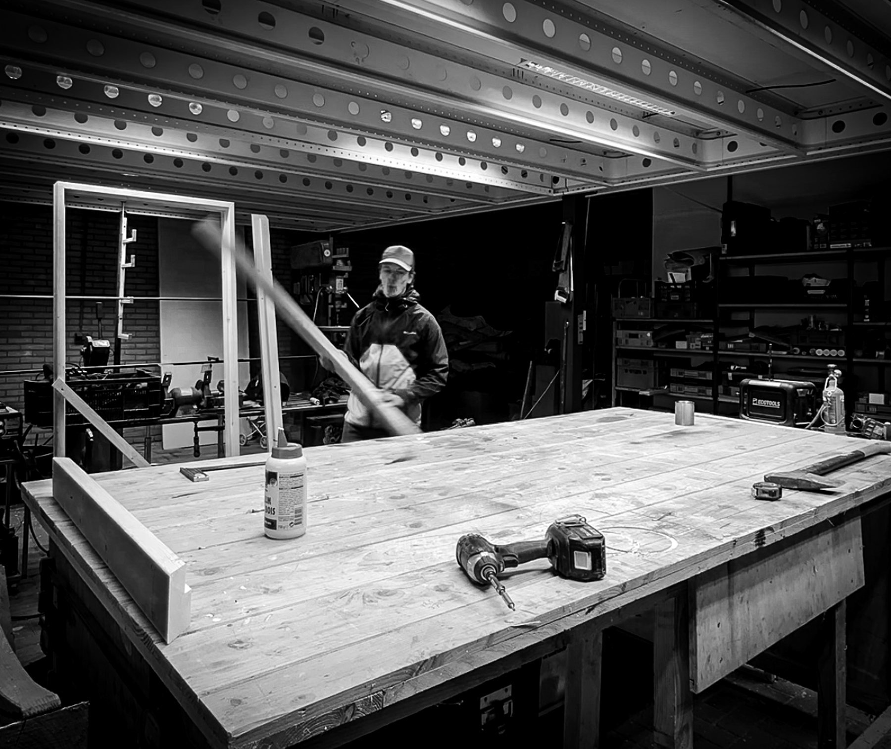 Werkbank met houten frame in opbouw