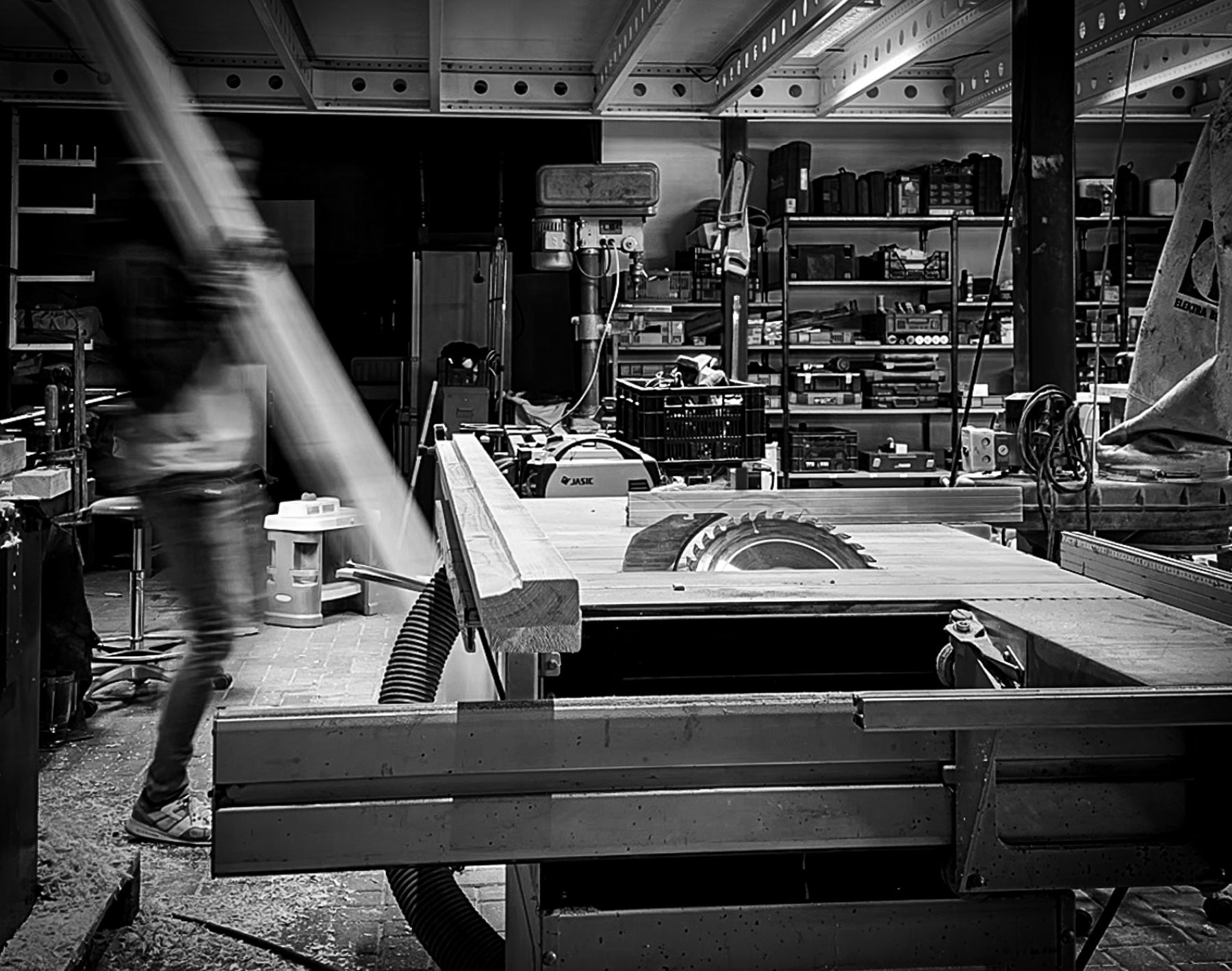 Zaagtafel — onderdeel in beweging